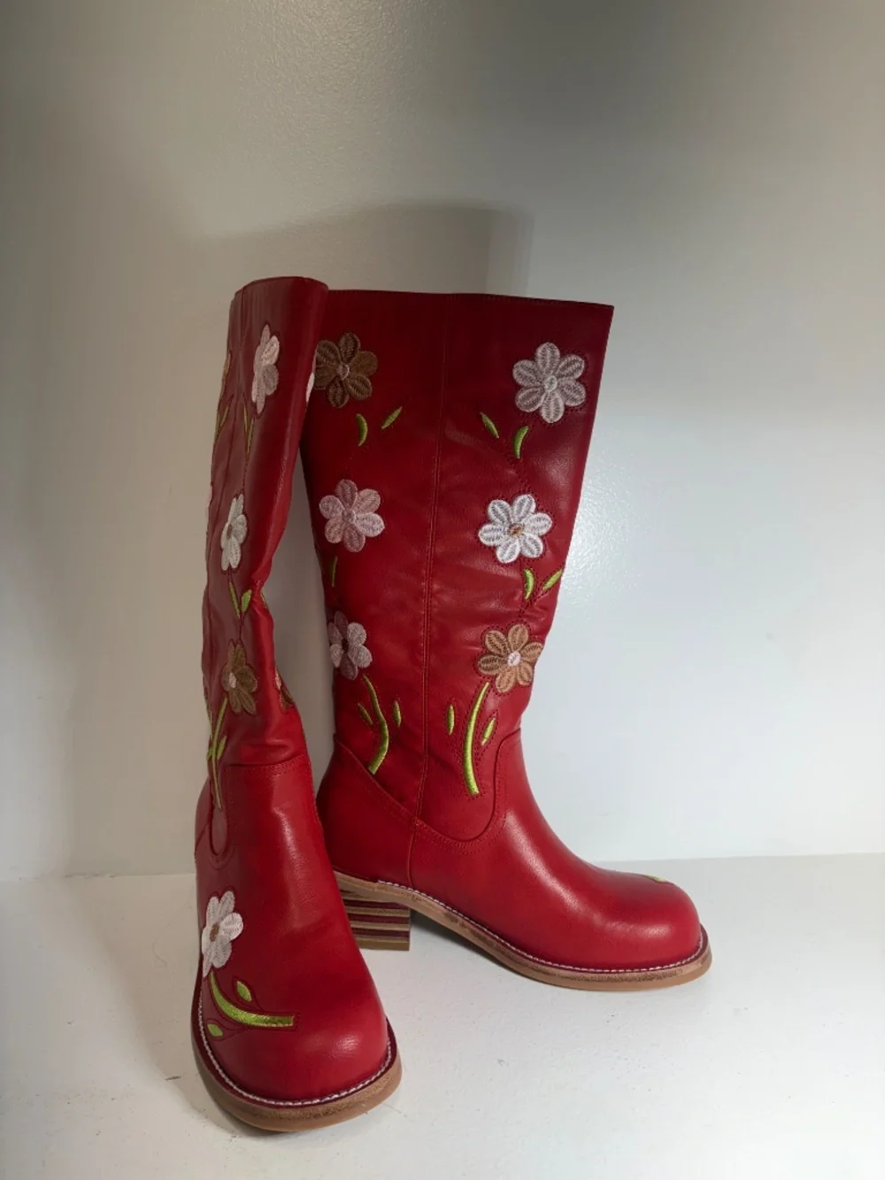 Women’s Cowgirl Boots Red w/ Embroidered Flowers Size 8 NEW w/ Tags - Picture 2 of 5